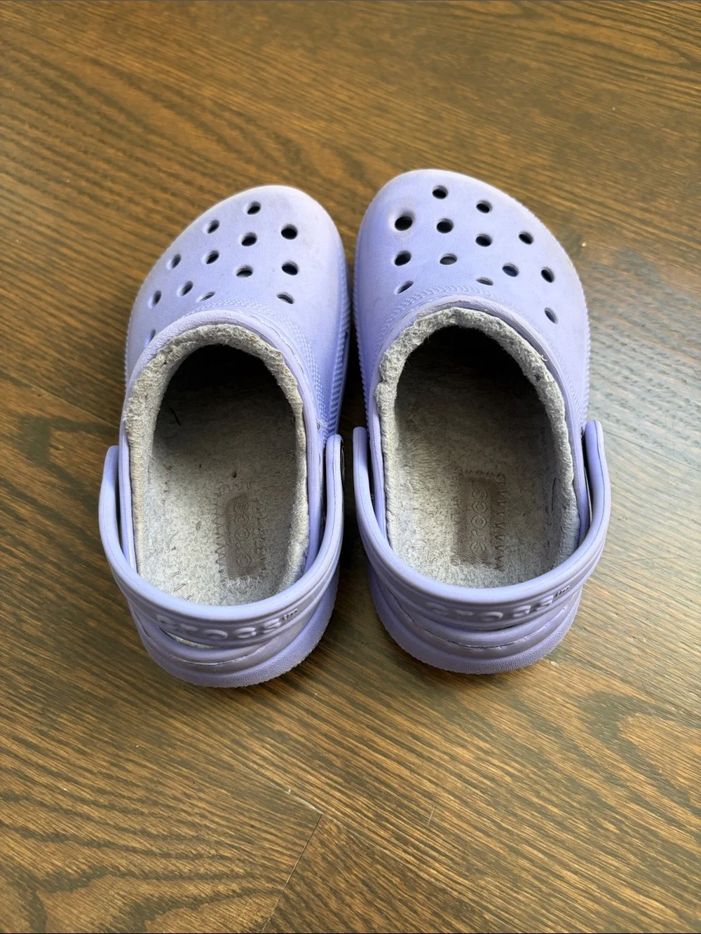 CROCS Kids Lavender Faux-Fur Lined Clogs. C8